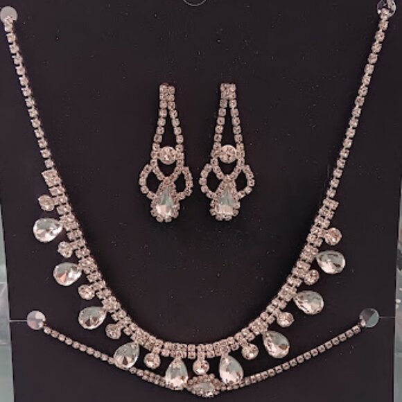 NOIR JEWELRY 3pc SET Glamorous Silver Clear Crystal Necklace/Earrings/Bracelet - Picture 2 of 5